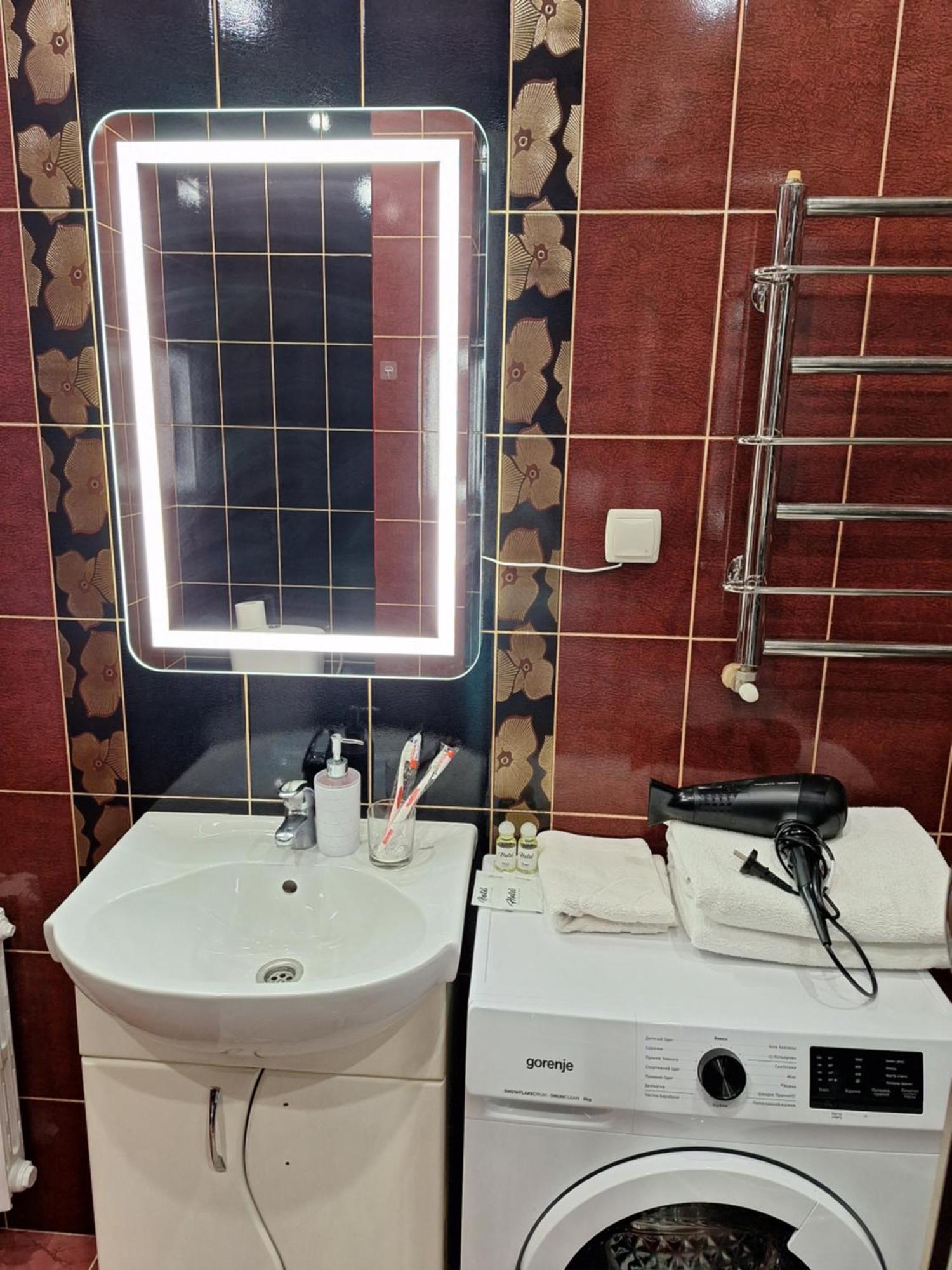 Однокімна Квартира Біля Каштанової Алеї У Центрі Полтави Мережа Alexapartments Документи Для Відряджень Безконтатне Заселення 24-7 Poltava Kültér fotó